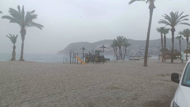 Medios mecánicos acondicionan las playas de Almuñécar (AYUNTAMIENTO)