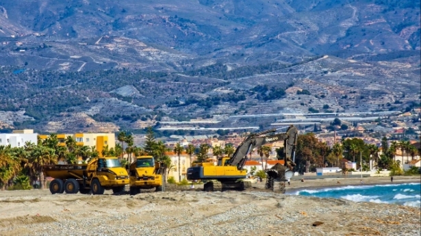 Trasvase de arena en una playa de Motril de cara a la Semana Santa (AYUNTAMIENTO)