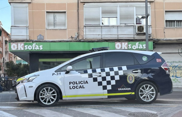 Un vehículo de la Policía Local de Granada en una imagen de archivo (EUROPA PRESS)