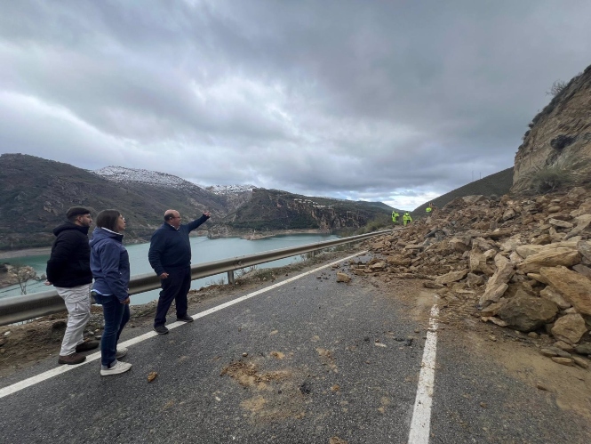 El alcalde de Güéjar Sierra, Jose Robles, tercero por la izquierda en la imagen analiza la situación en la GR-3200 (PERFIL DEL AYUNTAMIENTO EN LA RED SOCIAL `X`) El alcalde de Güéjar Sierra, Jose Robles, tercero por la izquierda en la imagen analiza la situación en la GR-3200 (PERFIL DEL AYUNTAMIENTO EN LA RED SOCIAL `X`)