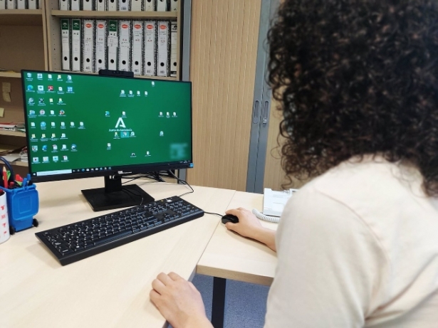Una profesional del Area Sanitaria Serranía de Málaga con un nuevo ordenador, en imagen de archivo (JUNTA DE ANDALUCÍA) 