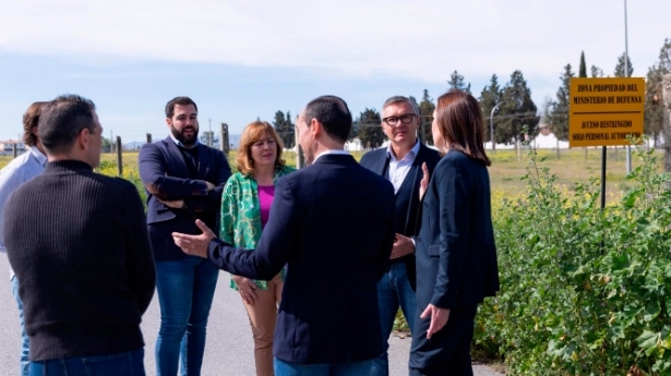 El portavoz del Grupo Parlamentario VOX en el Parlamento de Andalucía, Manuel Gavira, ha visitado este jueves los terrenos de la Base Aérea de Armilla (VOX)