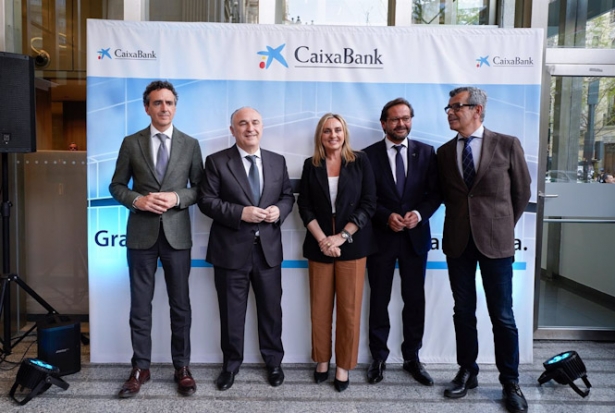 Foto de familia del acto celebrado por CaixaBank para festejar la transformación de su red comercial de Granada (ARSENIO ZURITA / EUROPA PRESS)