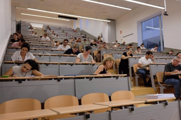 Personas haciendo un examen, en imagen de archivo (JUNTA DE ANDALUCÍA)