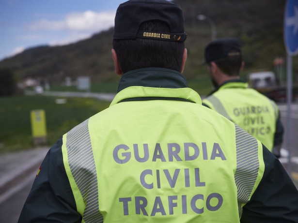 Dos agentes de la Guardia Civil de Tráfico en una imagen de archivo (EDUARDO SANZ - EUROPA PRESS) 