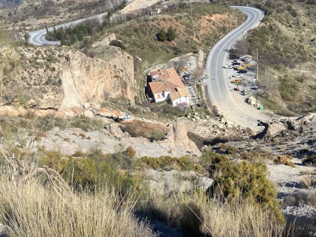 Trabajos en la A-395 tras el desprendimiento de una ladera, en imagen de archivo (JUNTA)