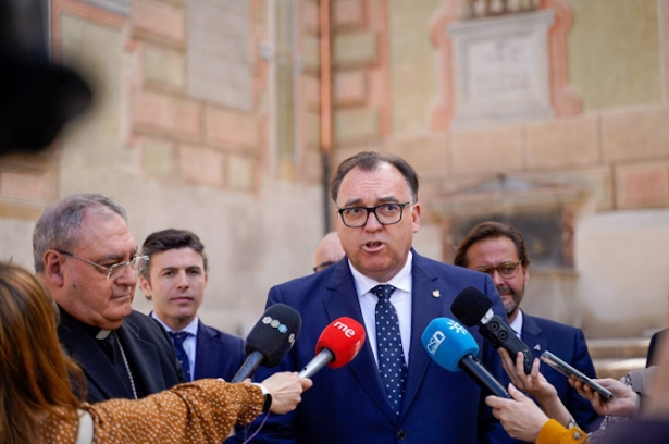 El consejero de Turismo, Cultura y Deporte de la Junta de Andalucía, Arturo Bernal, atiende a los medios durante la visita a las obras de restauración de la iglesia de San Cecilio (ARSENIO ZURITA/EUROPA PRESS)