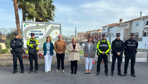 La alcaldesa de Las Gabias, Meri Sádaba, junto a miembros del equipo de Gobierno y policías locales de la ciudad (AYTO. LAS GABIAS)