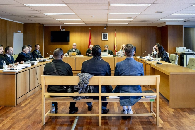 El bailaor Rafael Amargo y su exproductor Eduardo de los Santos se sientann en el banquillo (A. PÉREZ MECA) El bailaor Rafael Amargo y su exproductor Eduardo de los Santos se sientann en el banquillo (A. PÉREZ MECA)