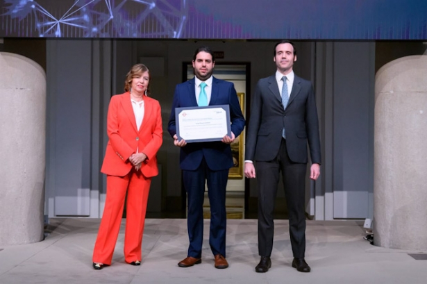 Fátima Díez Platas, presidenta de la Sociedad Internacional Humanidades Hispánicas; Jorge Rouco Collazo, autor de la tesis premiada; y Juan Pujol, Adjunto al Director de la Fundación BBVA (FUNDACIÓN BBVA)