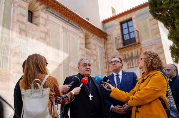 El arzobispo de Granada, José María Gil Tamayo, atiende a los medios en una imagen reciente (ARSENIO ZURITA)