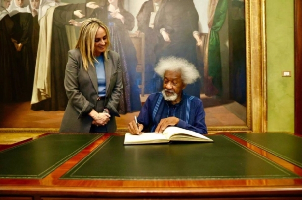 Wole Soyinca firma en el Libro de Honor de Granada (PERFIL DE MARIFRÁN CARAZO EN LA RED SOCIAL `X`) 