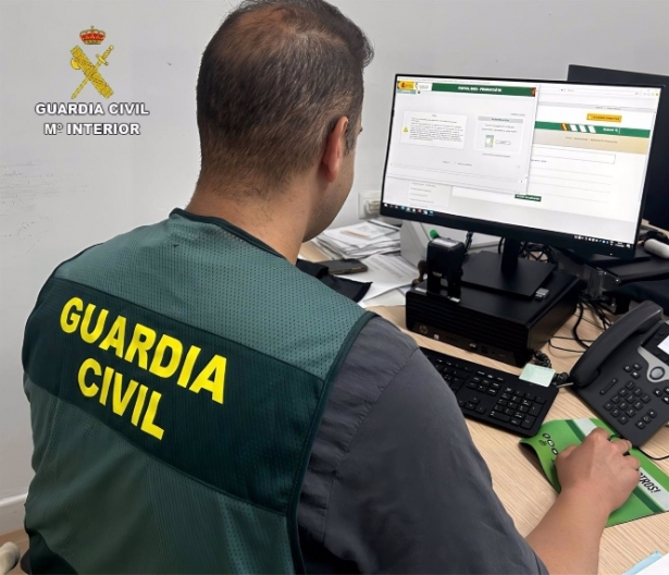 Agente de la Guardia Civil en labores de investigación, en imagen de archivo (GUARDIA CIVIL)