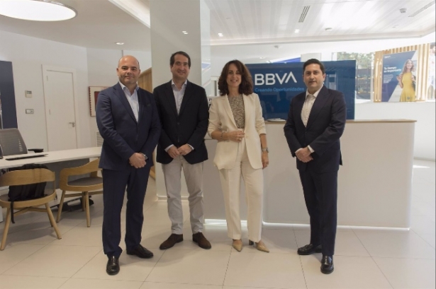 El `country manager` de BBVA en España, Peio Belausteguigoitia, ha visitado la oficina principal de Granada (BBVA) 