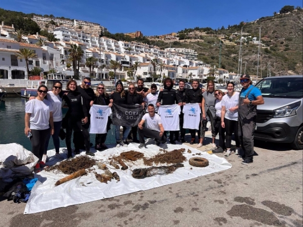 Los voluntarios han retirado del fondo marino cerca de 52 kilos de residuos (JUNTA DE ANDALUCÍA) 