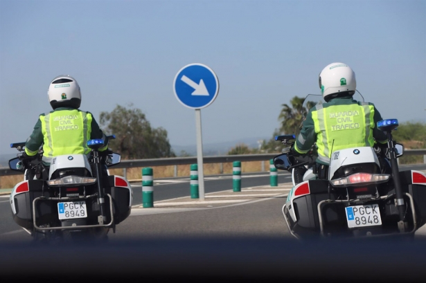 Una patrulla de la Guardia Civil de Tráfico (GUARDIA CIVIL DE CÓRDOBA) 