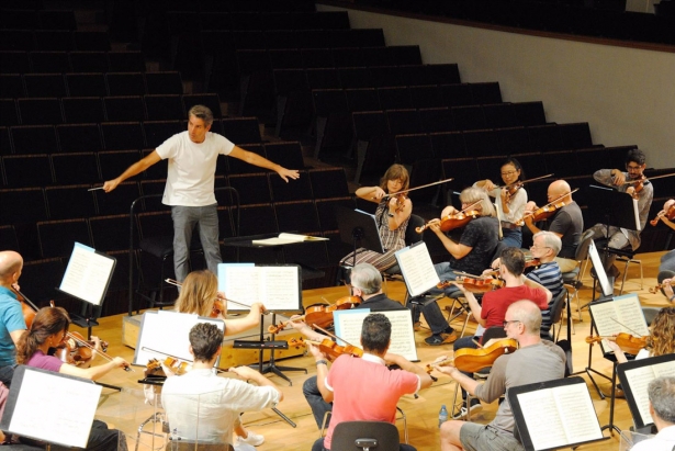 Ensayo de Lucas Macías con la Orquesta Ciudad de Granada, en imagen de archivo (OCG) 