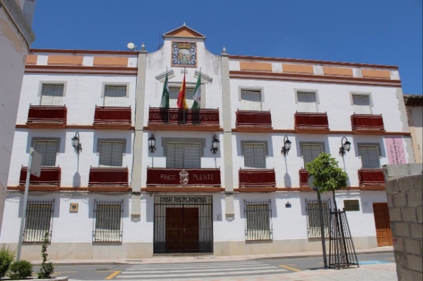 Fachada del Ayuntamiento de Pinos Puente, en una imagen de archivo (EUROPA PRESS) 