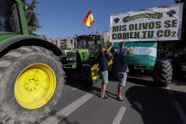 Agricultores y ganaderos de la provincia de Granada se manifiestan en sus tractores por las calles de Granada (ÁLEX CÁMARA - EUROPA PRESS) 