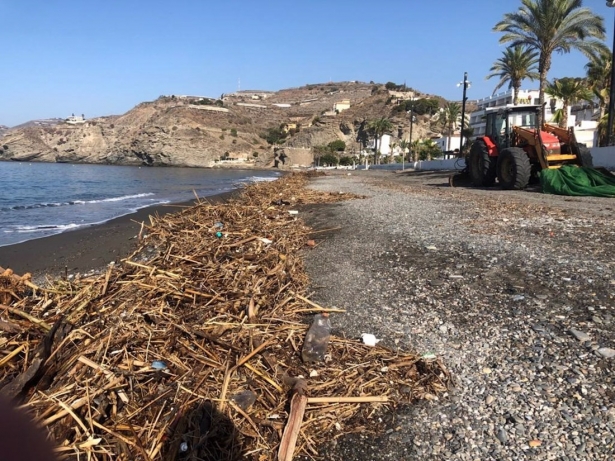 Playa de Albuñol con toneladas de basura por las riadas que han afectado al levante (AYUNTAMIENTO) 