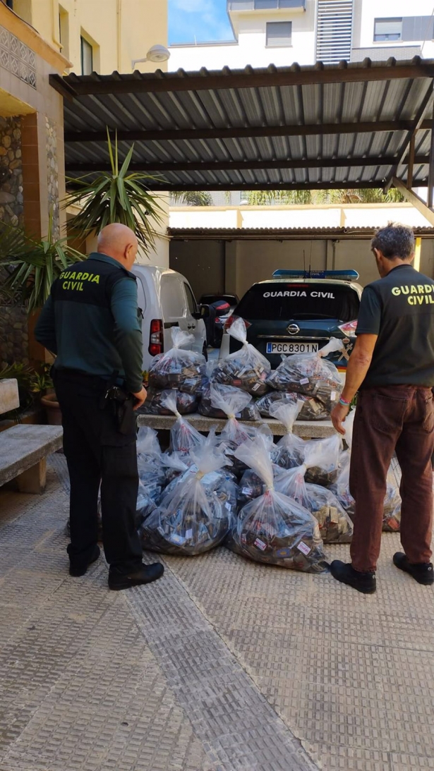 Guardia Civil descubre 456 kilos de hachís en el techo de un semirremolque en el puerto de Motril (GUARDIA CIVIL)