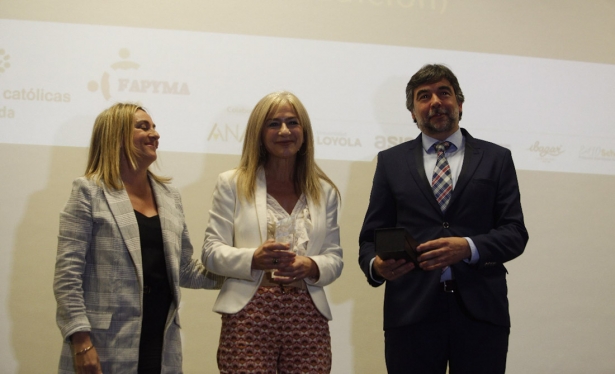 La consejera Patricia del Pozo ha recogido el galardón honorífico al presidente de la Junta en los Premios Granada por la Educación (ESTHER LOBATO / EUROPA PRESS)