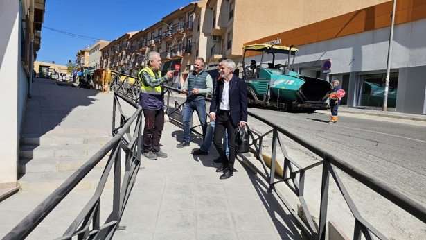 El alcalde (derecha) visita las obras de la Avenida González Robles de Órgiva (AYTO. ÓRGIVA)