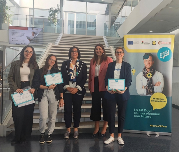 La premiada, (primera por la derecha) junto a la delegada y la secretaria general de Cámara Granada y las otras dos finalistas (CÁMARA GRANADA) 