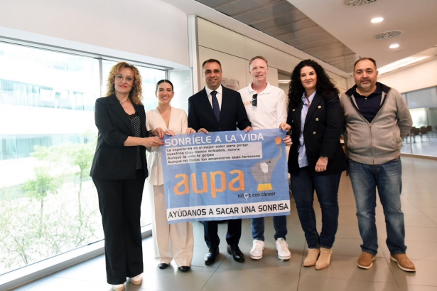Francis Rodríguez y Marta Nievas con miembros de la asociación AUPA (DIPGRA)