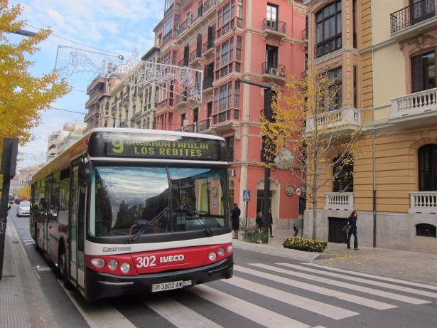 Imagen de autobús de Transportes Rober, pasando por la Gran Vía de Granada (EUROPA PRESS/ARCHIVO)