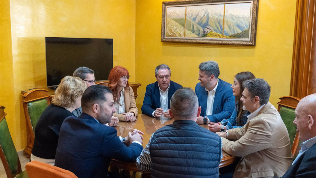 Juan Espadas con el alcalde de Maracena, Carlos Porcel, a su izquierda en la imagen, y dirigentes del PSOE (PSOE-A) Juan Espadas con el alcalde de Maracena, Carlos Porcel, a su izquierda en la imagen, y dirigentes del PSOE (PSOE-A)