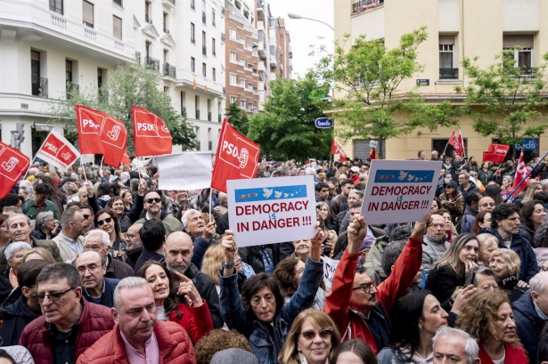 Cientos de personas durante una concentración en la calle de Ferraz en apoyo al presidente del Gobierno, Pedro Sánchez, en la sede del PSOE (A. PÉREZ MECA - EUROPA PRESS)