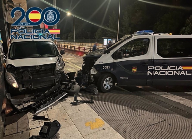 Estado en que quedó la dotación policial embestida por una furgoneta (POLICÍA NACIONAL)