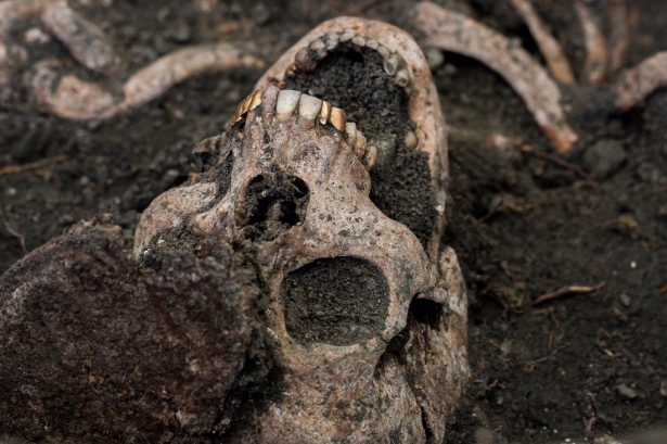 Víctima exhumada en el barranco de Víznar antes del robo de la mandíbula con dientes de oro (FRANCISCO DE ASÍS CARRIÓN JIMÉNEZ)