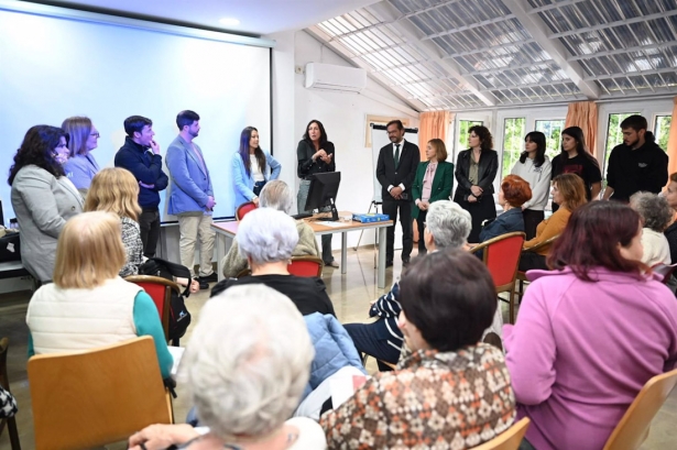 La consejera de Inclusión Social, Loles López, en el centro en la foto, visita el CPA San Ildefonso (JUNTA) 