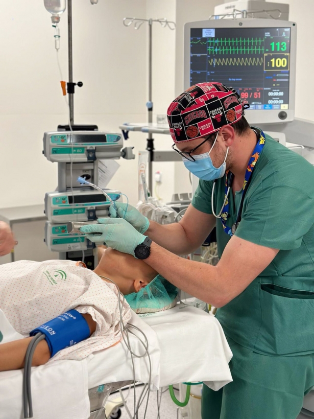 Un anestesiólogo durante un procedimiento (JUNTA DE ANDALUCÍA)