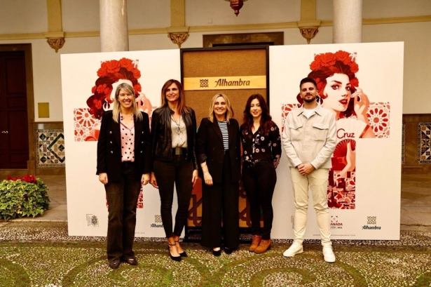 Imagen de archivo de la presentación del cartel del Día de la Cruz 2024 en rueda de prensa, con la alcaldesa de Granada, Marifrán Carazo, en el centro (AYUNTAMIENTO) 