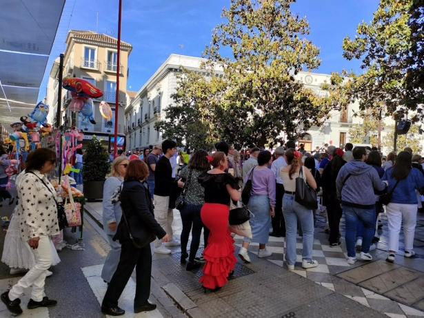 Ambiente en Reyes Católicos, junto a la Plaza del Carmen, en el Día de la Cruz de 2024 (EUROPA PRESS) 