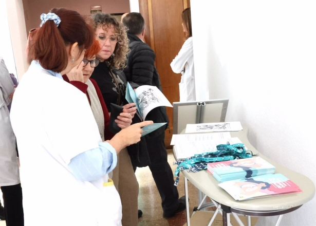 Pacientes consultan folletos informativos sobre el asma (JUNTA DE ANDALUCÍA)