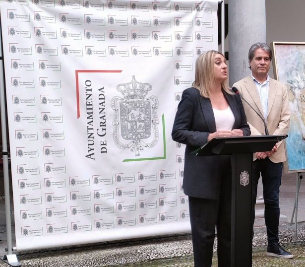 La alcaldesa de Granada, Marifrán Carazo, en rueda de prensa en presencia del hermano mayor del Rocío en la ciudad, Alfredo Alcalde (EUROPA PRESS)
