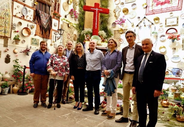 La alcaldesa de Granada, Marifrán Carazo, cuarta por la izquierda en la imagen, el Día de la Cruz (AYUNTAMIENTO DE GRANADA)