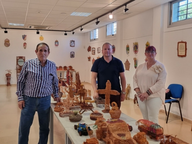El alcalde y la concejala visitan  la exposición `El artesano olvidado` (AYTO. CÚLLAR VEGA) 
