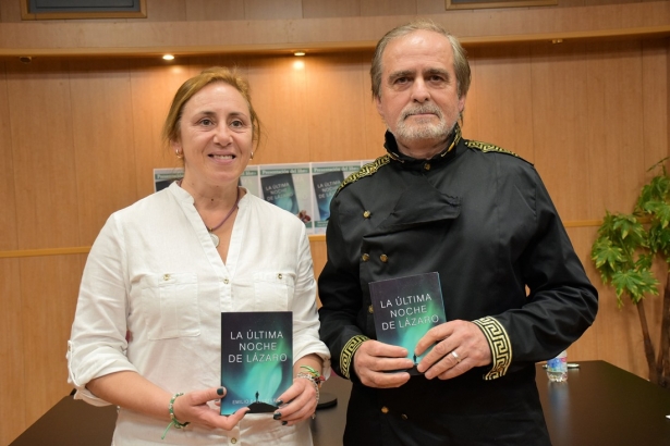 La Cocnejala de Cultura, Eugenia Rodríguez-Bailón junto al escritor, Emilio Morales (AYTO. ALBOLTOE)