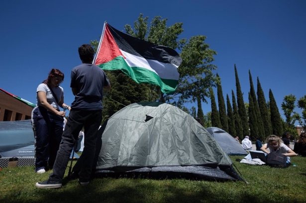 Dos estudiantes con una bandera de Palestina durante una acampada para mostrar su apoyo al pueblo palestino en la Complutense de Madrid (EDUARDO PARRA / EUROPA PRESS)