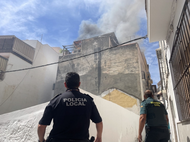 Humo sabiendo del edificio (AYTO. ALMUÑÉCAR)