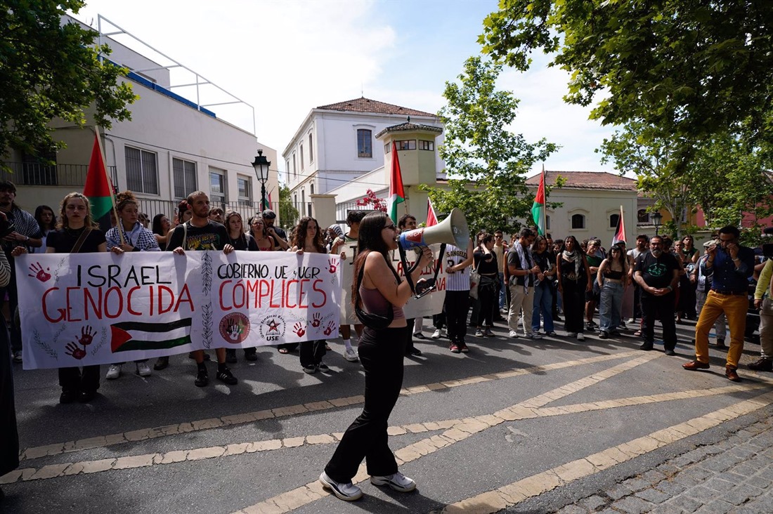 Manifestación en solidaridad con Palestina convocada por los organizadores de la acampada que se desarrolla en la Universidad de Granada por la ruptura de relaciones con Israel (ARSENIO ZURITA/EUROPA PRESS) Manifestación en solidaridad con Palestina convocada por los organizadores de la acampada que se desarrolla en la Universidad de Granada por la ruptura de relaciones con Israel (ARSENIO ZURITA/EUROPA PRESS)