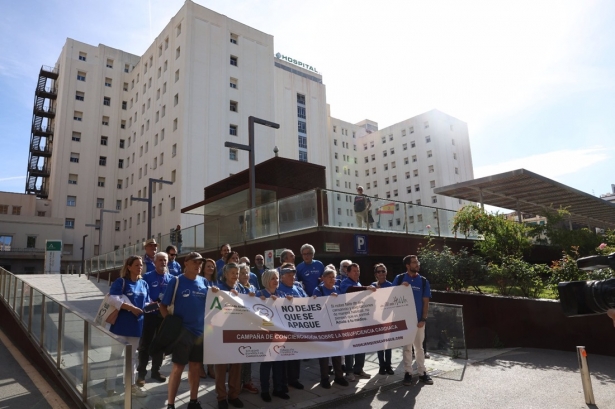 Participantes en la marcha al llegar al Hospital Virgen de las Nieves de Granada. (JUNTA DE ANDALUCÍA)