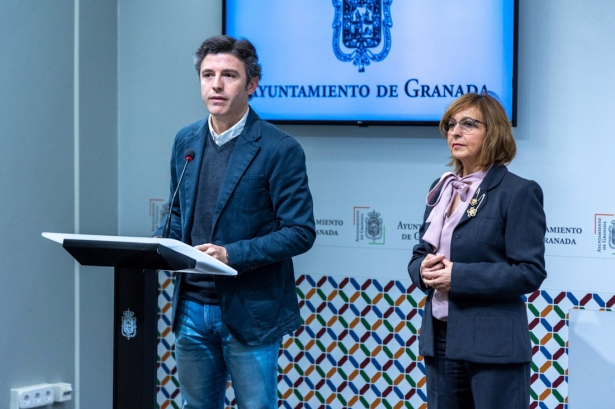 El edil de presidencia de Granada, Jorge Saavedra, y la concejal de Política Social, Amparo Arrabal, en rueda de prensa en imagen de archivo (AYUNTAMIENTO)