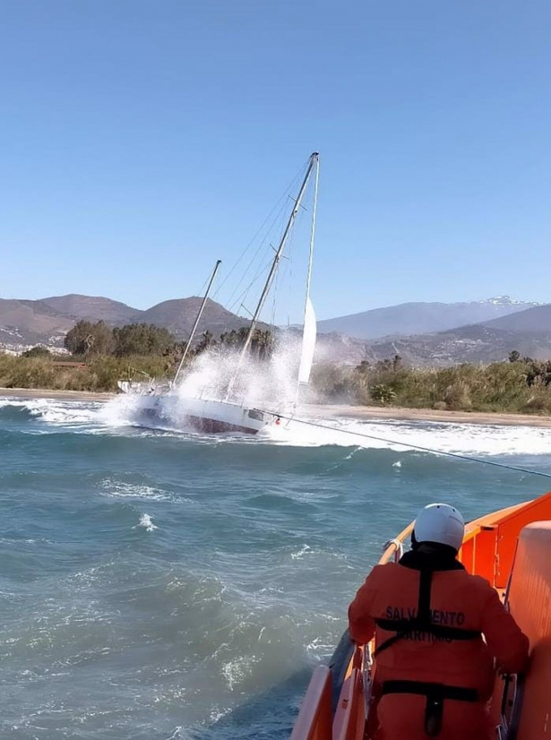 Velero encallado en la bocana del Puerto de Motril (SALVAMENTO MARÍTIMO) 