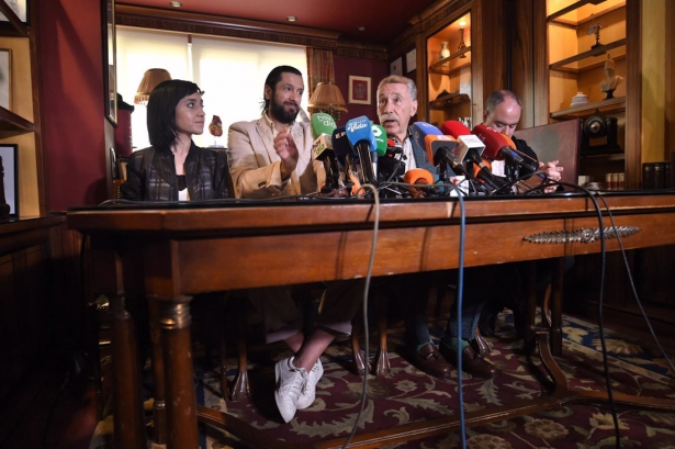 El bailaor Rafael Amargo (2i) y su abogado Marcos García Montes (3i), durante una rueda de prensa tras ser absuelto (GUSTAVO VALIENTE / EUROPA PRESS) 